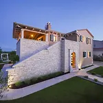 Вилла Rustic Jakob With Pool In Tinjan