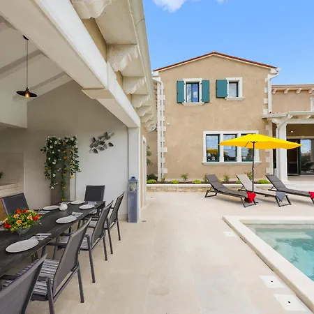 Rustic Jakob With Pool In Tinjan