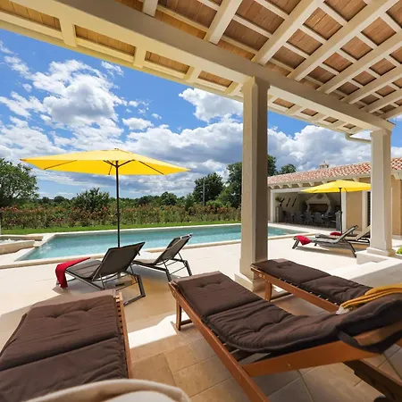 Rustic Jakob With Pool In *