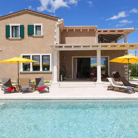 Rustic Jakob With Pool In *