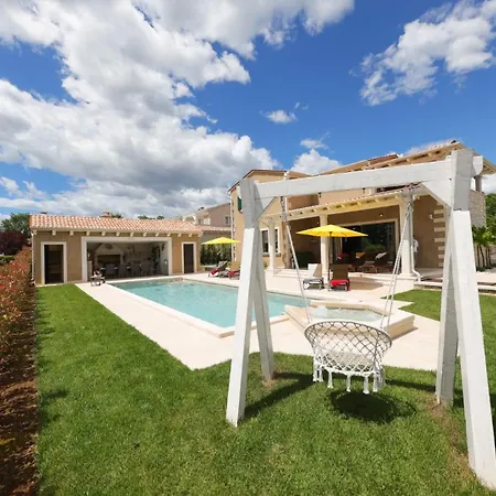 Rustic Jakob With Pool In Tinjan