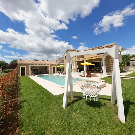 Rustic Jakob With Pool In Villa Tinjan