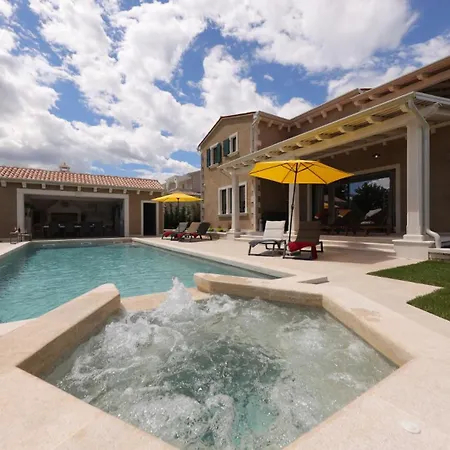 Vila Rustic Jakob With Pool In